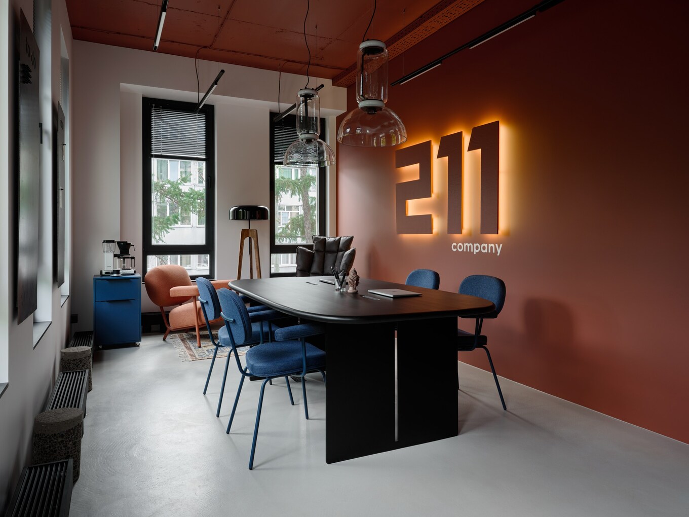 Так выглядит наш офис: единое рабочее место и уютная кофе-зона