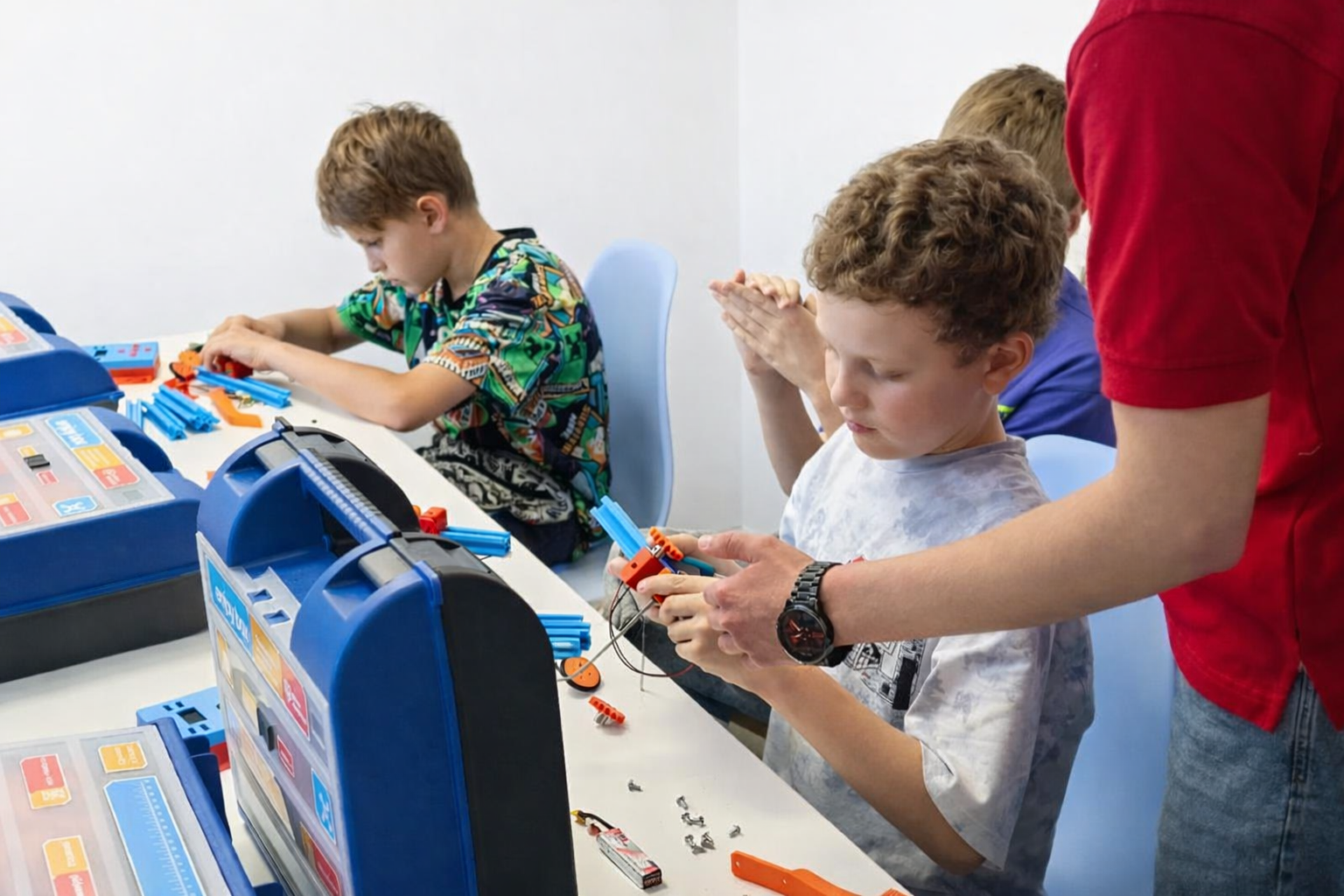 Дети собирают робота на занятии по робототехнике с конструктором Enjoy Box