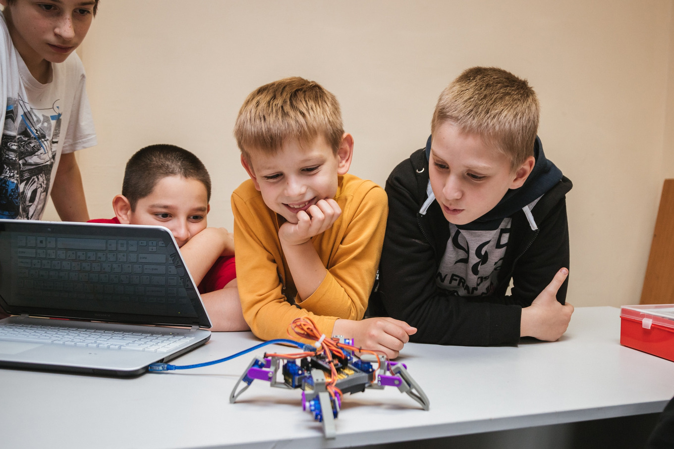 Дети тестируют собранного робота на занятии по робототехнике