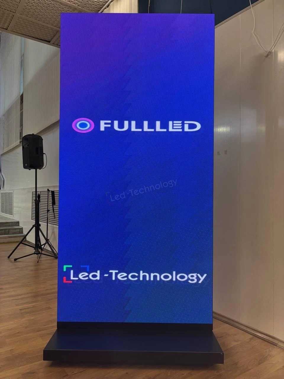 Вертикальный LED-пилон показывает рекламные предложения в проходной зоне бизнес центра.