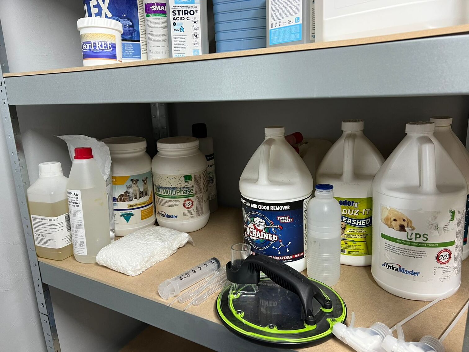 Полки с моющими средствами на складе выездной химчистки