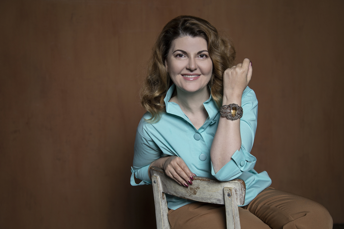 Женщина сидит на стуле