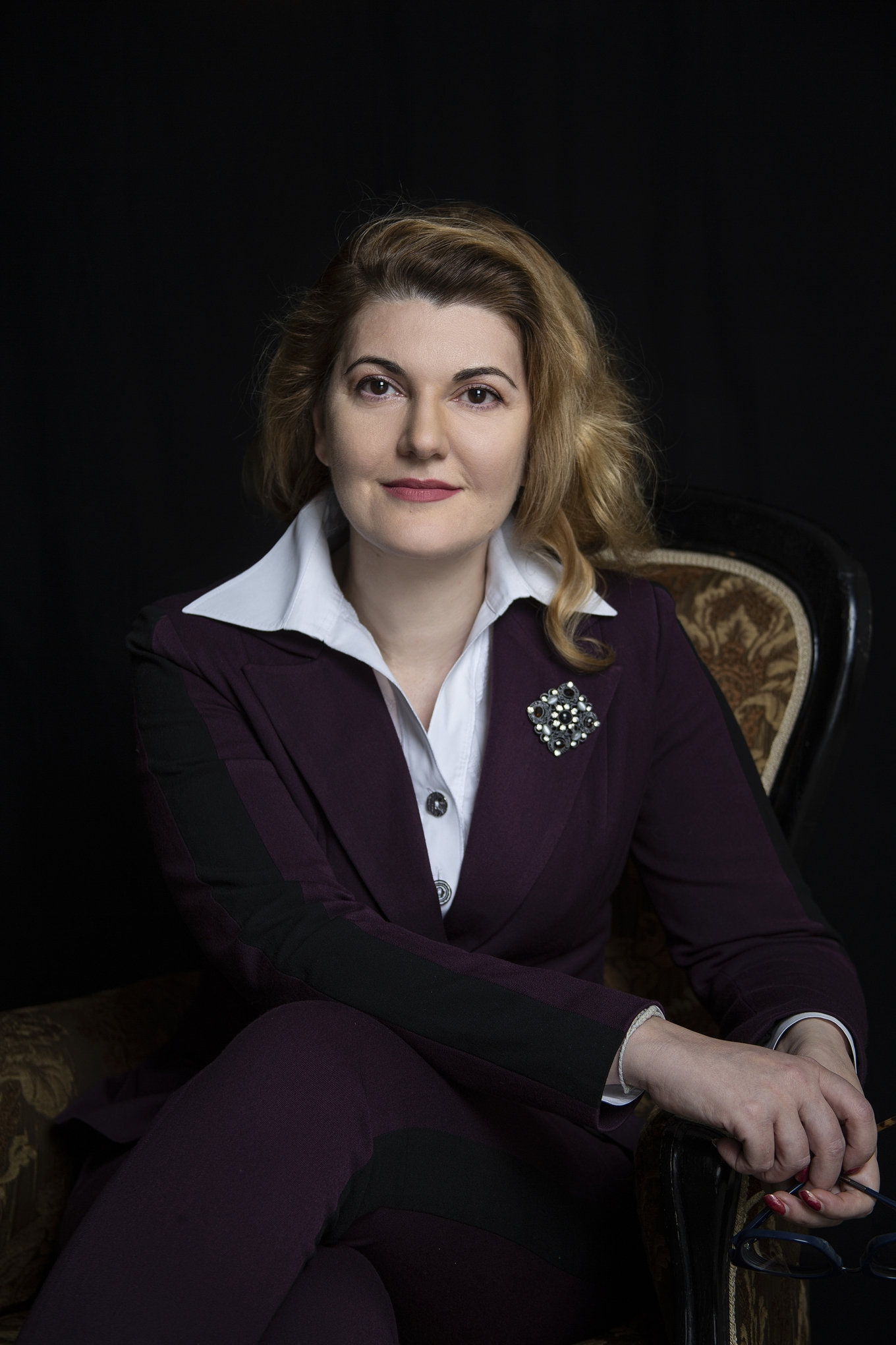 Портрет женщины в темном пиджаке