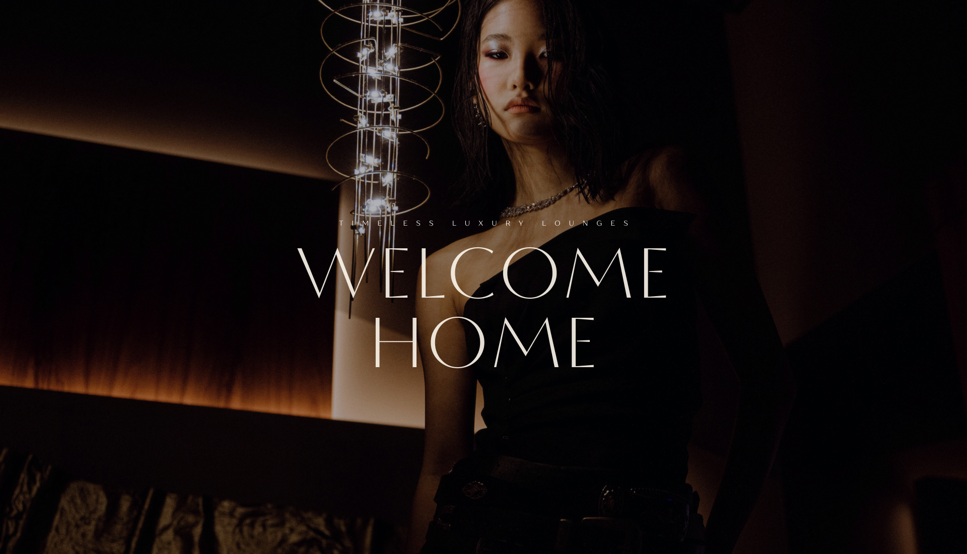 Девушка в интерьере лаунж-пространства TIMELESS с надписью Welcome Home