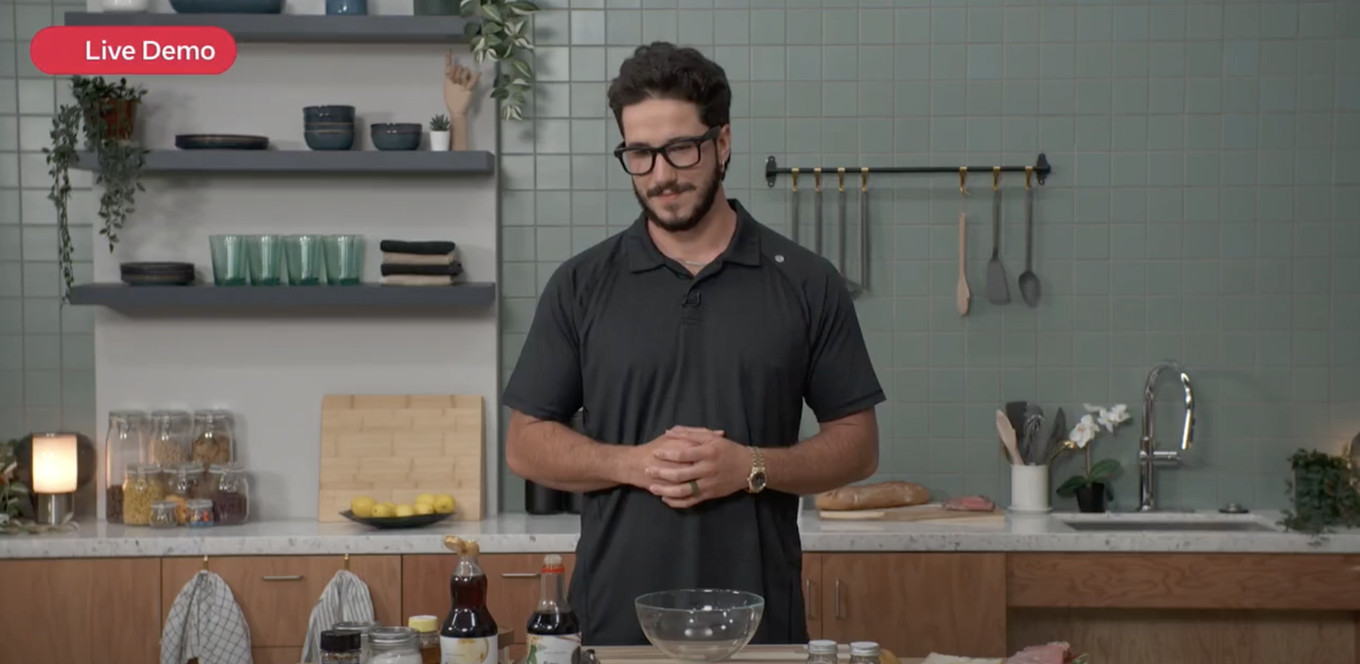 Мужчина готовит на кухне