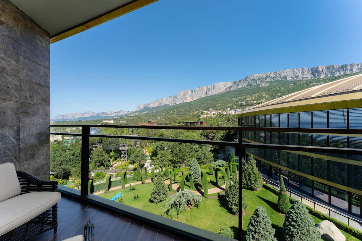 Фото красивого вида из окна отеля «Мрия»