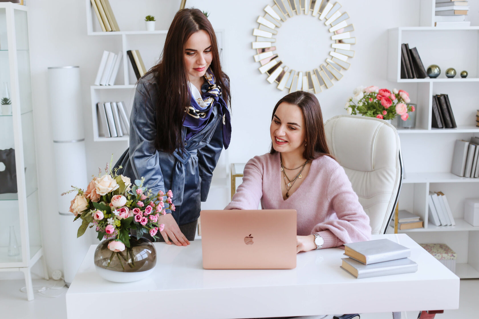 Руководитель обсуждает рабочие задачи с помощником