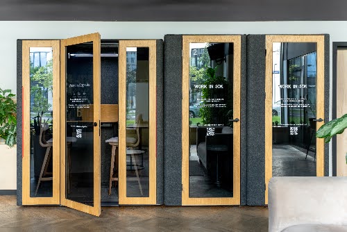 Интерьер современной переговорной комнаты с мебелью и шумоизоляцией