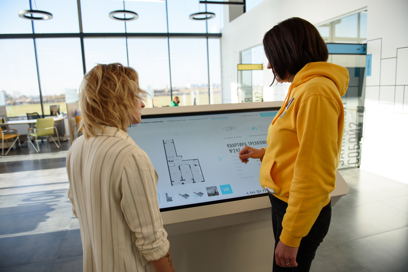 Тач-стол в офисе девелопера