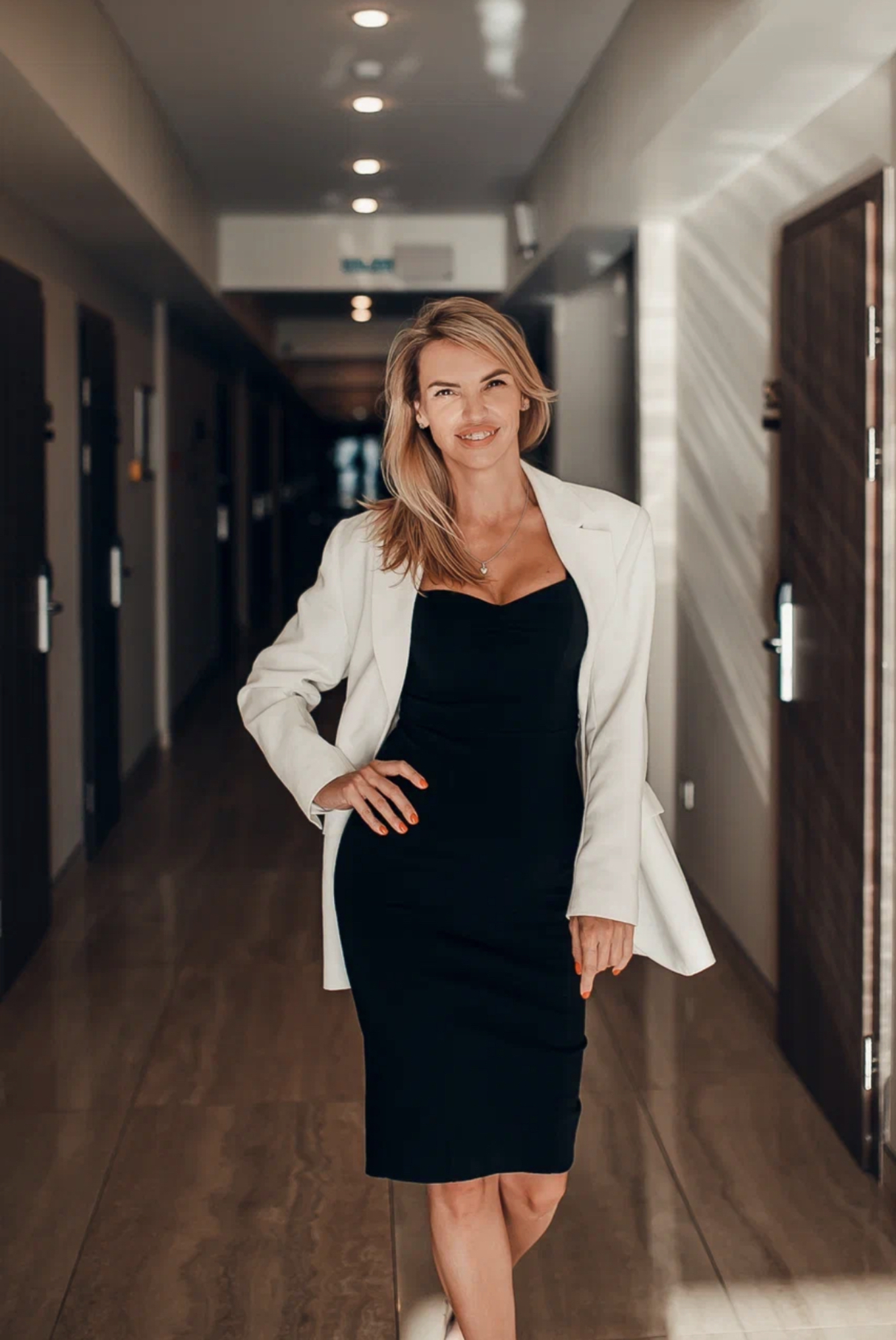 девушка в черном платье и белом пиджаке