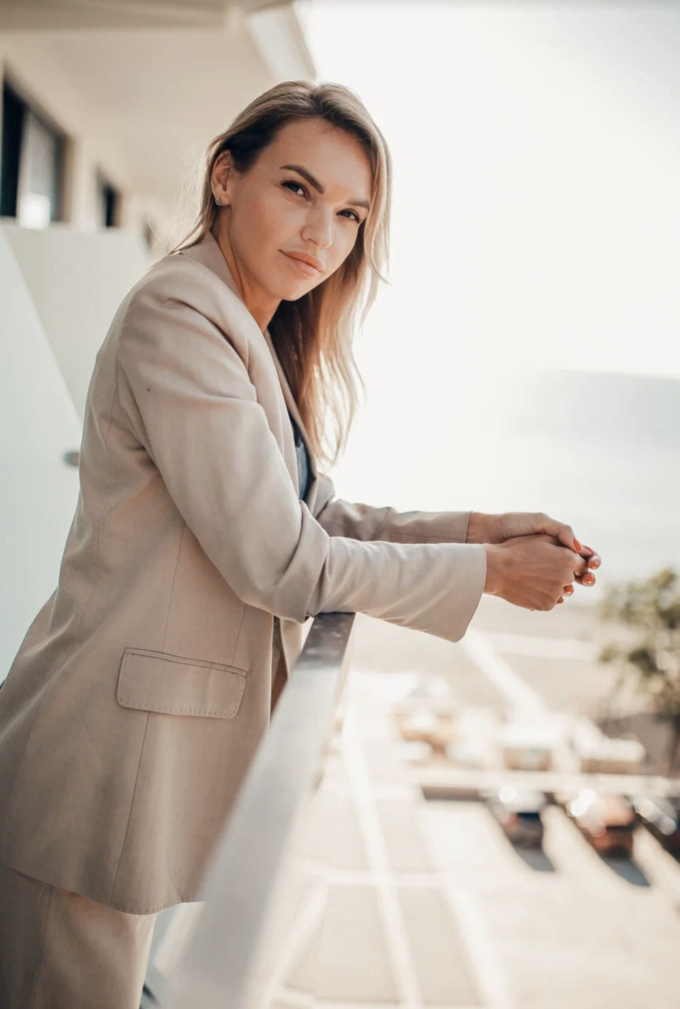 девушка в светлом брючном костюме