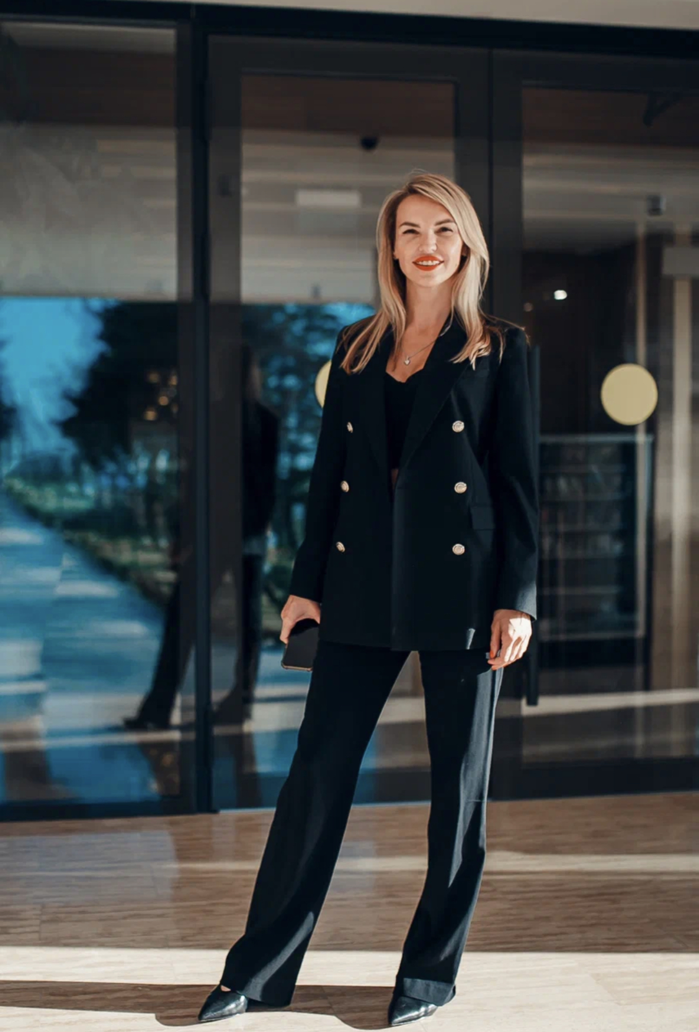 девушка в черном брючном костюме