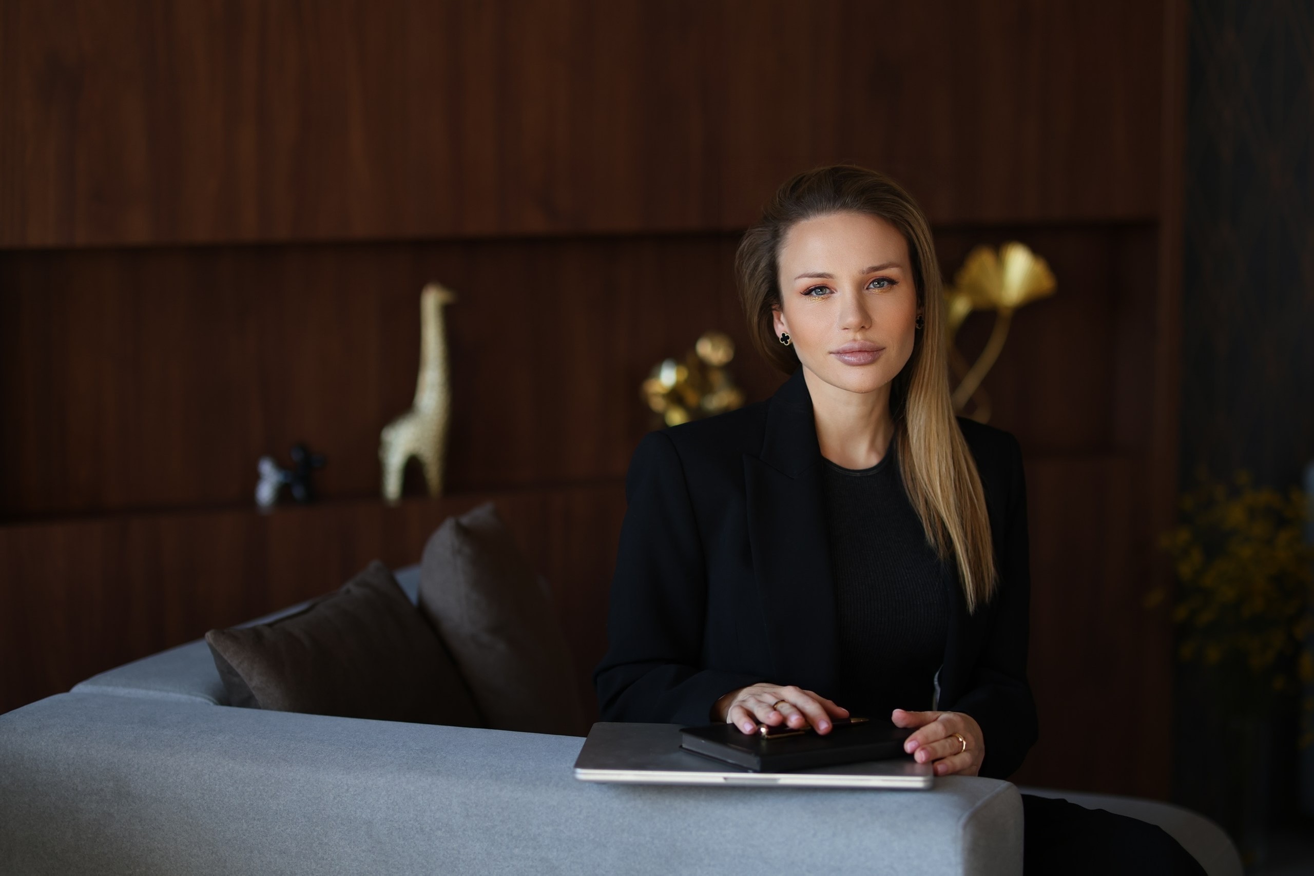 Девушка сосредоточена на рабочих задачах