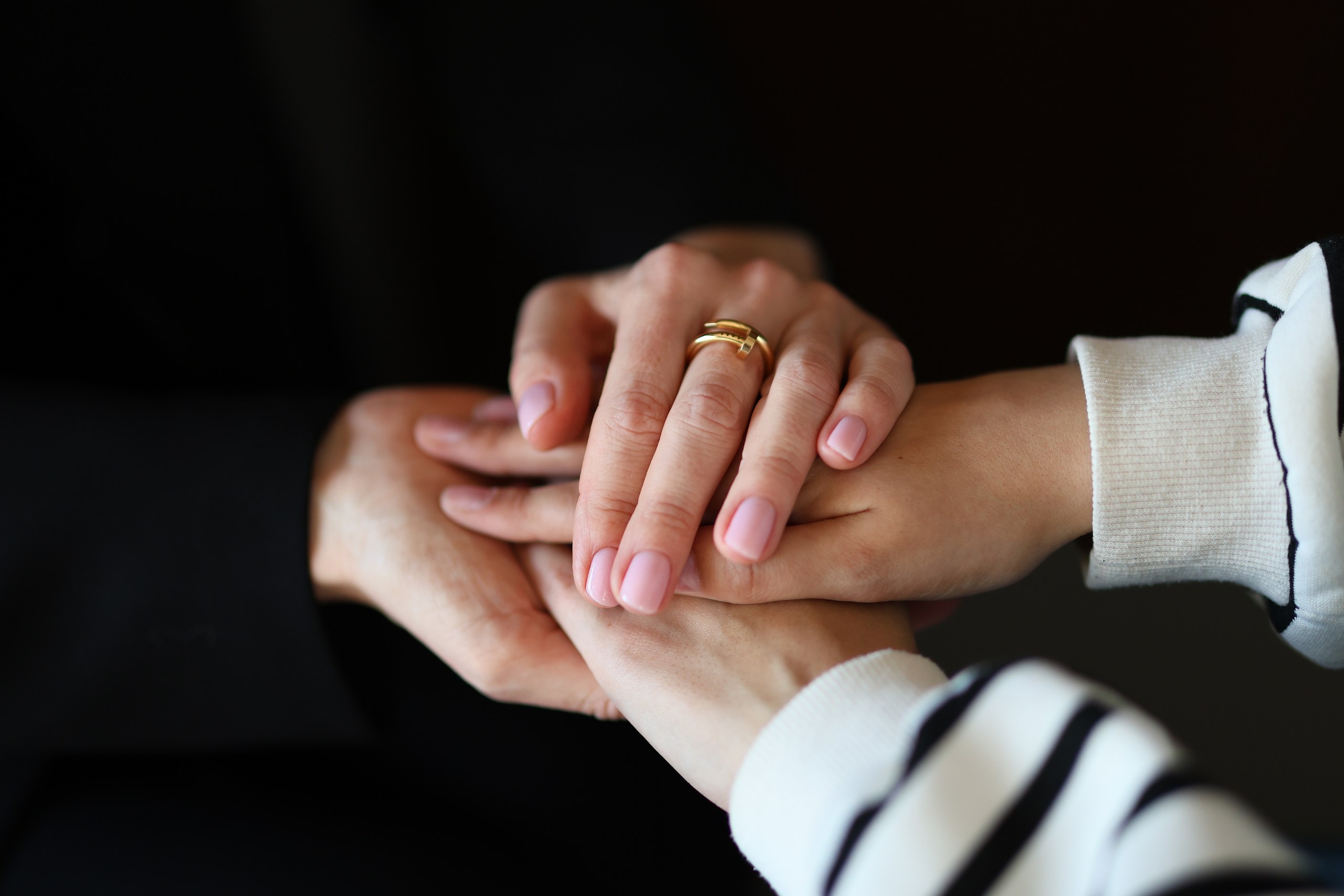 Поддержка рук другого человека как символ помощи