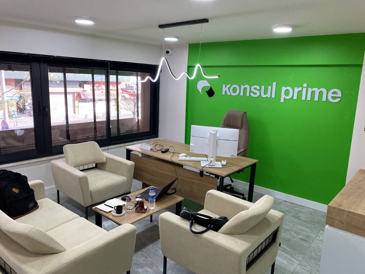 Интерьер офиса «Консул Прайм» с зелёной стеной и логотипом