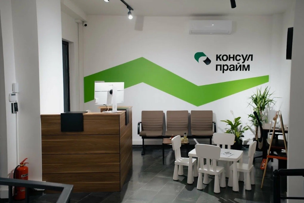 Зона ожидания в офисе «Консул Прайм» с детским уголком и фирменной графикой на стене