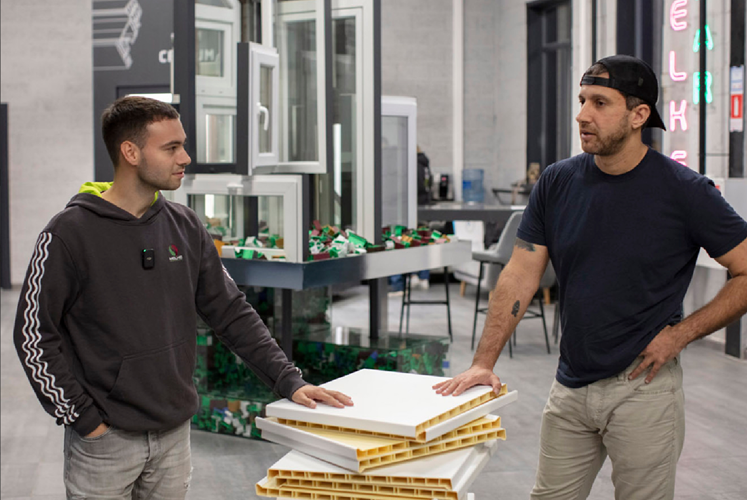 Амиран Сардаров изучает процесс производства оконного ПВХ-профиля