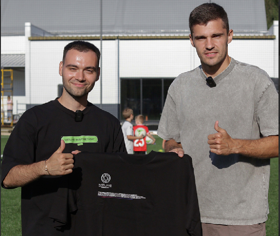 Никита Петюшин и Роман Зобнин вместе держат мерч компании MELKE