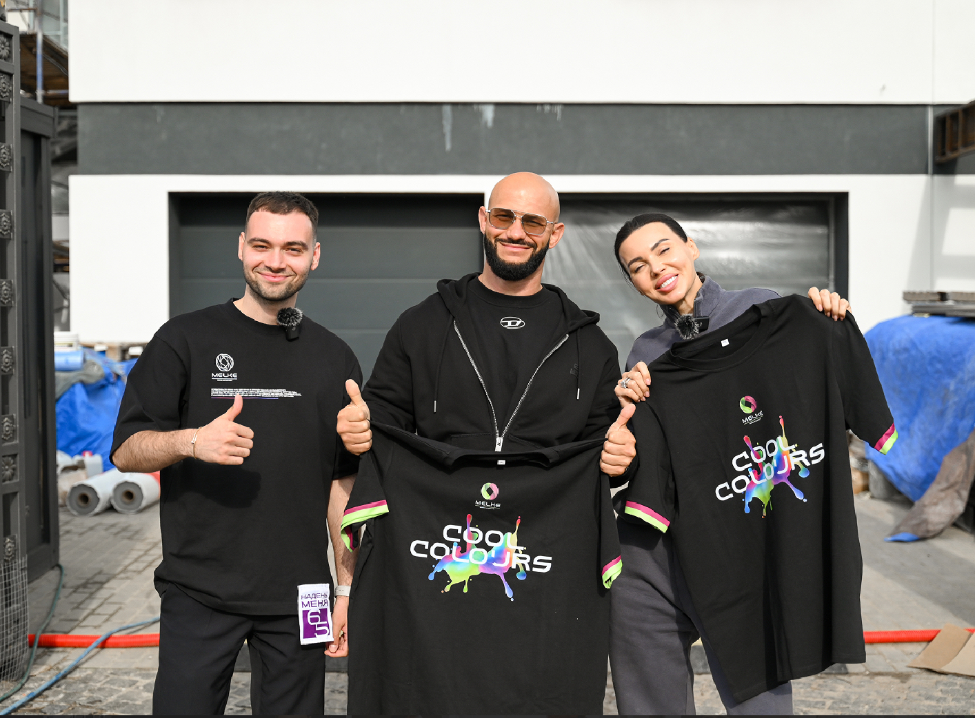 Фото Никиты Петюшина, Джигана и Оксаны Самойловой с мерчем компании