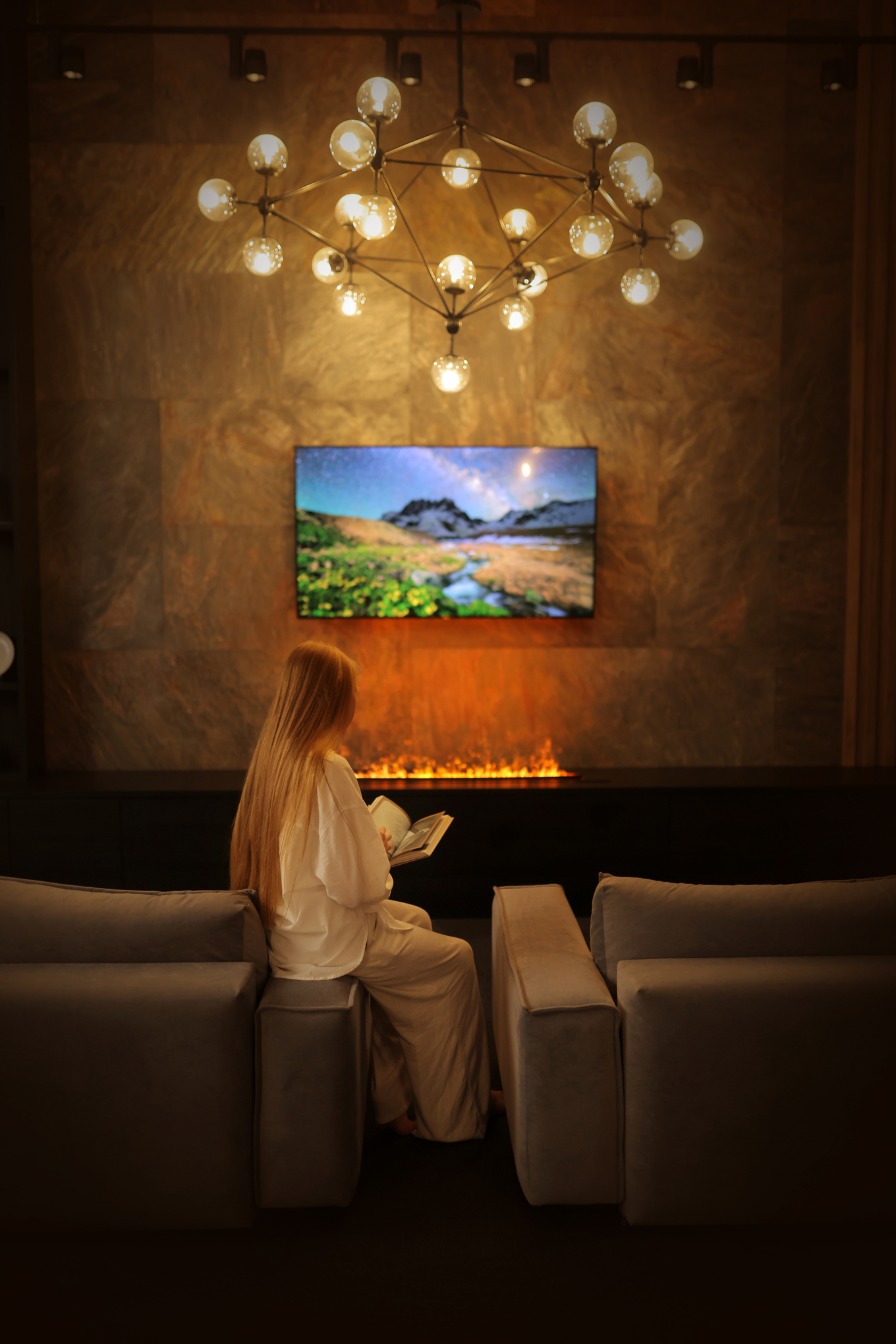 Красивая девушка в отеле отдыхает