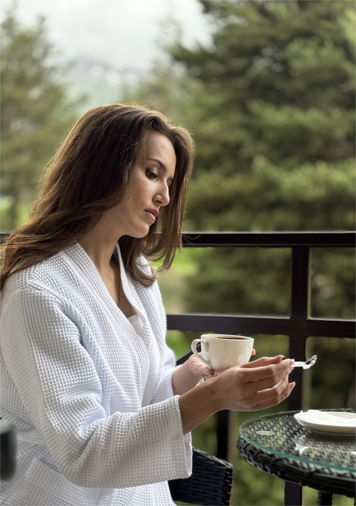 Девушка читает книгу в отеле