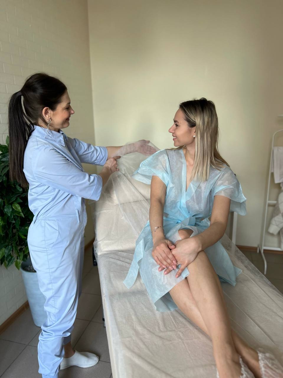 Фото мастера и клиента в студии Spa-Sugaring