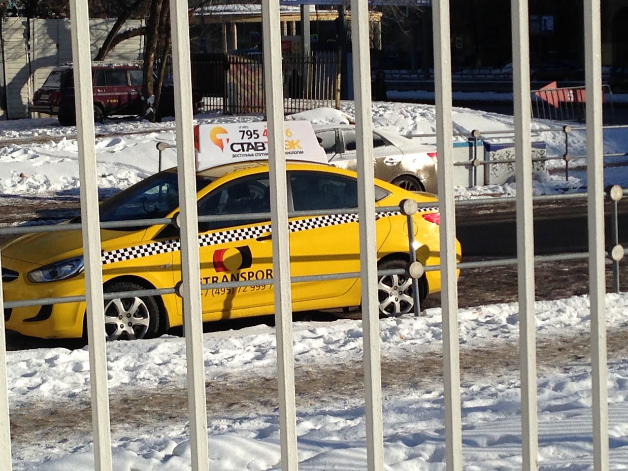 Реклама Ставтрэк на автомобилях такси города Москвы