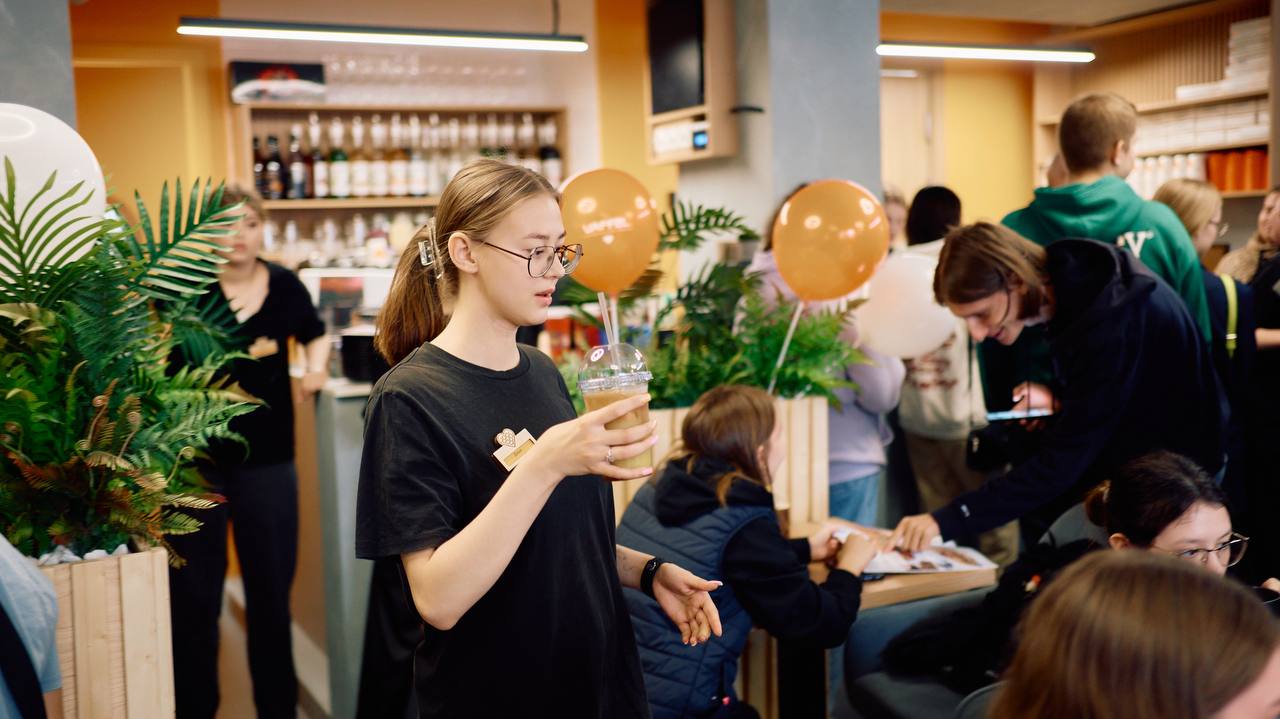 Посетители в одной из точек Vaffel