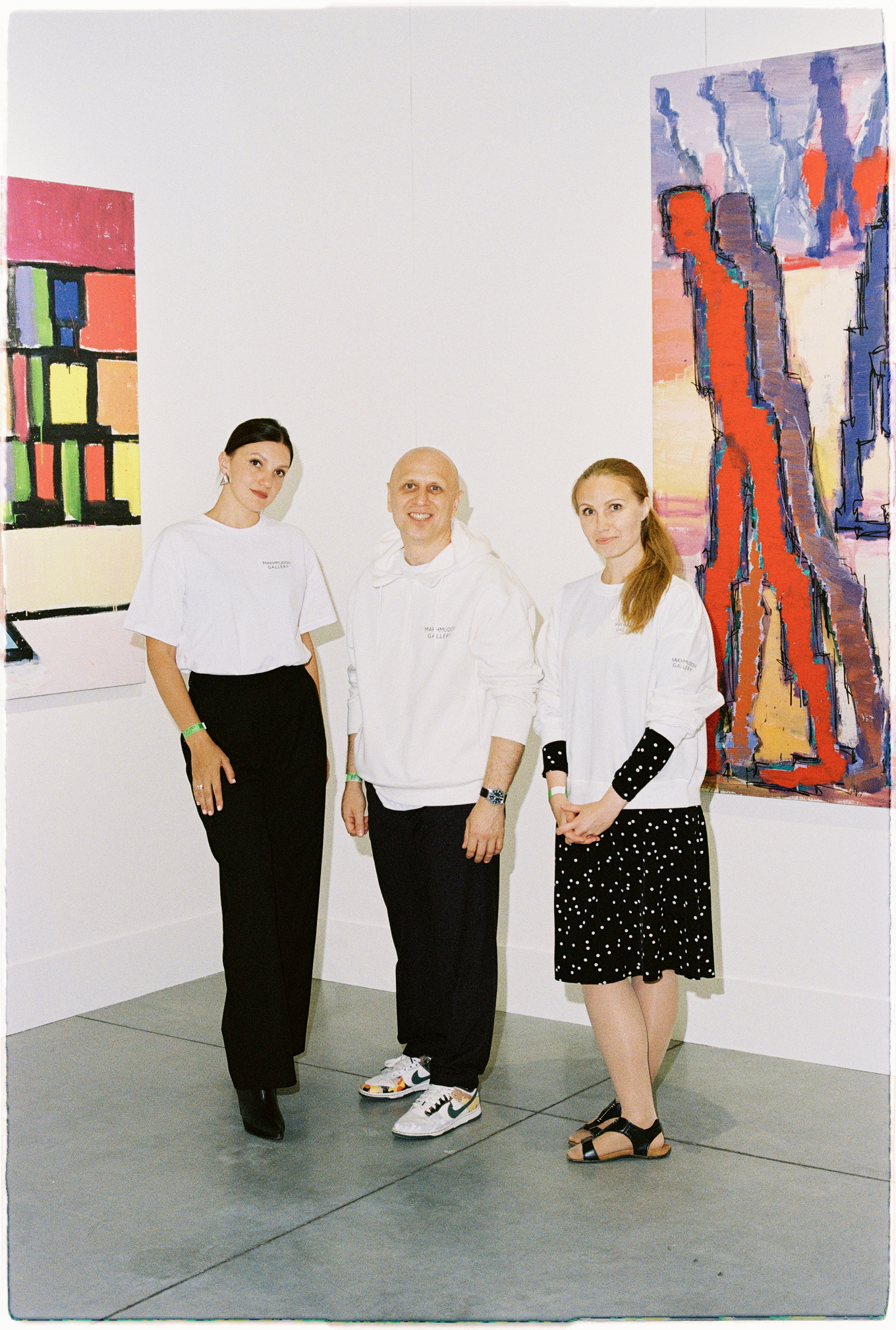 Валерий Махмудов с кураторами на стенде Makhmudov Gallery