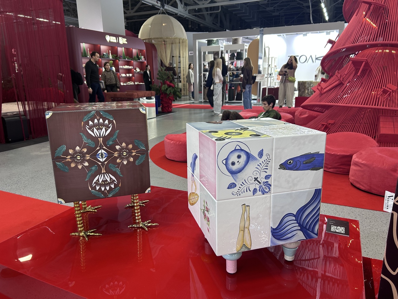 Узоры нового русского стиля на современной тумбе