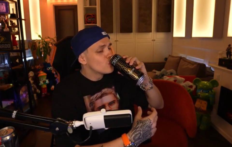 Стример Слава Бустер демонстрирует банку энергетика Торнадо в прямом эфире на геймерском стриме.