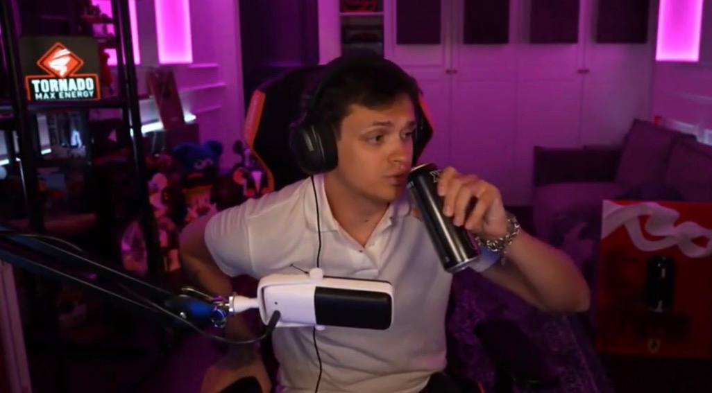 Слава Бустер пробует энергетический напиток Торнадо в процессе ведения стрима для своей аудитории.