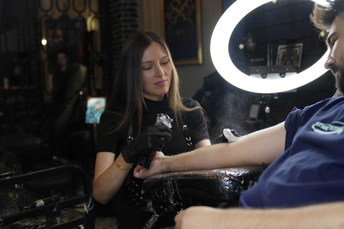 Девушка и парень в синей футболке