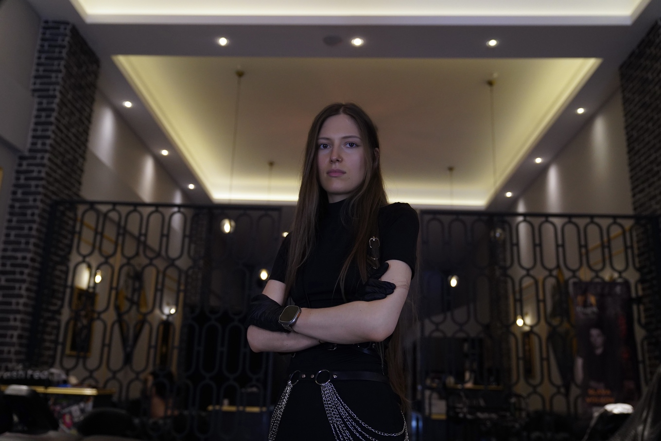 Девушка стоит со скрещенными руками