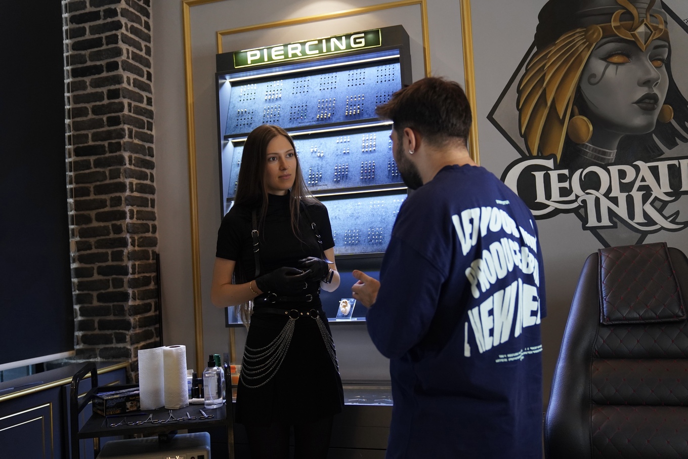 Девушка и парень стоят на фоне стены