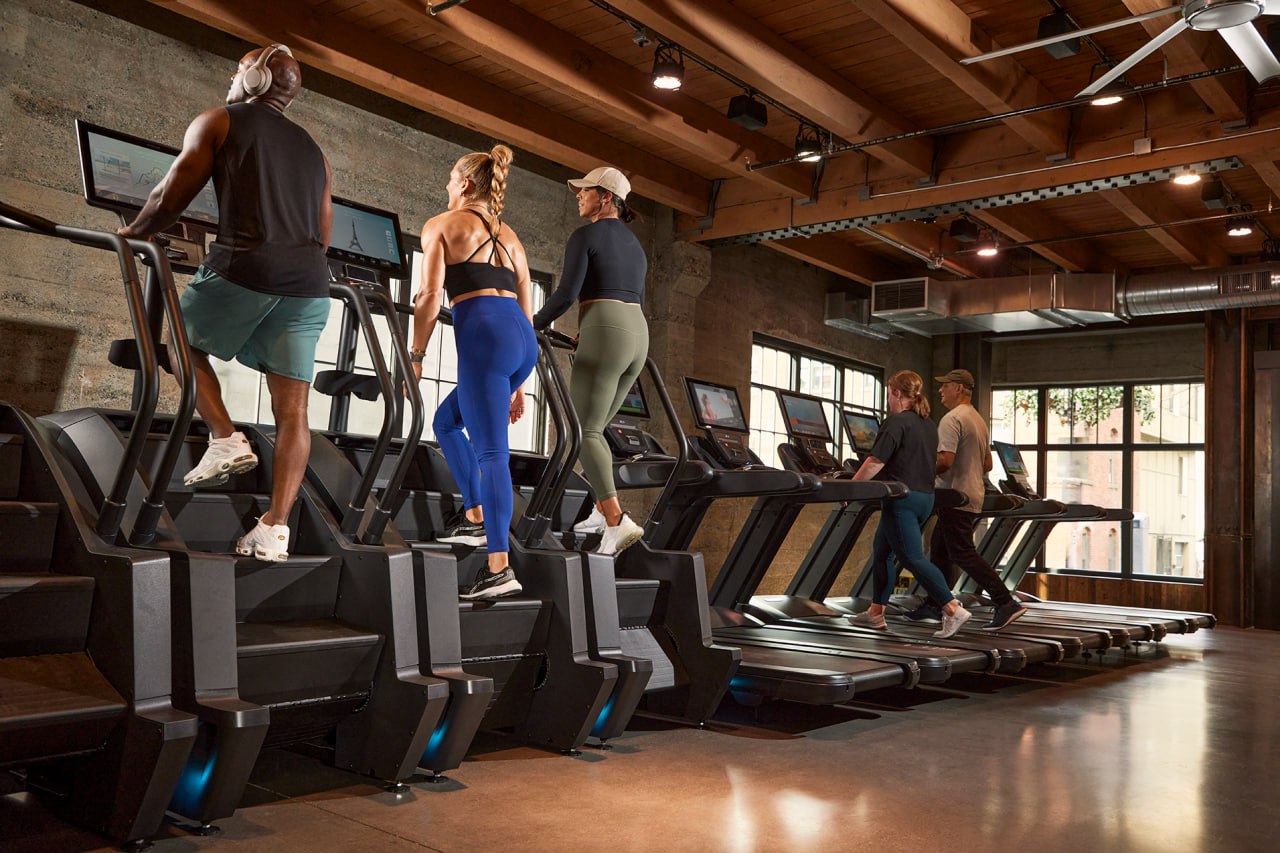 Современный фитнес-зал с умными тренажерами. Архив MFitness