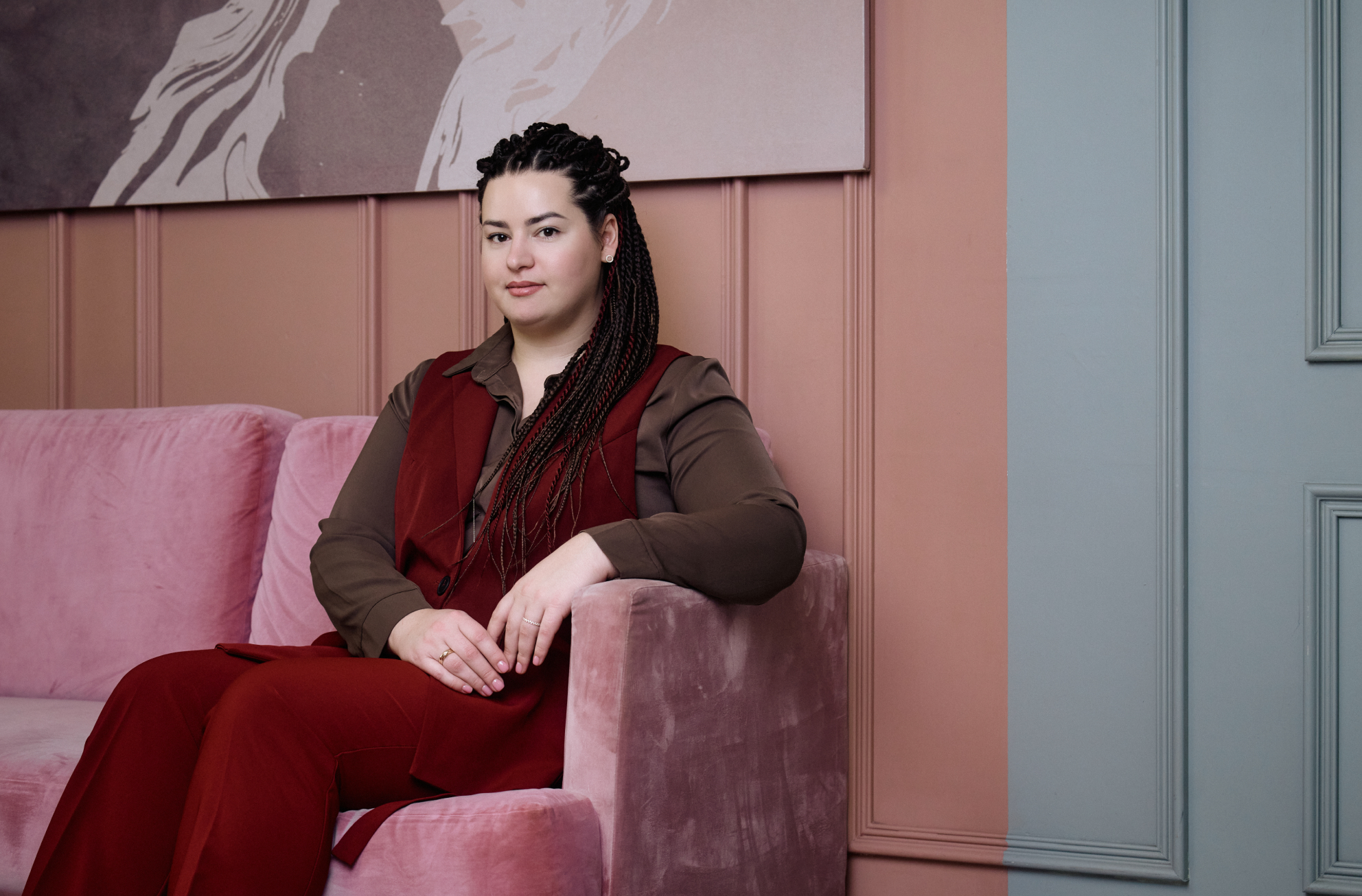 Если иностранец начинает оказывать вам новые услуги, нужно заключать с ним новый договор