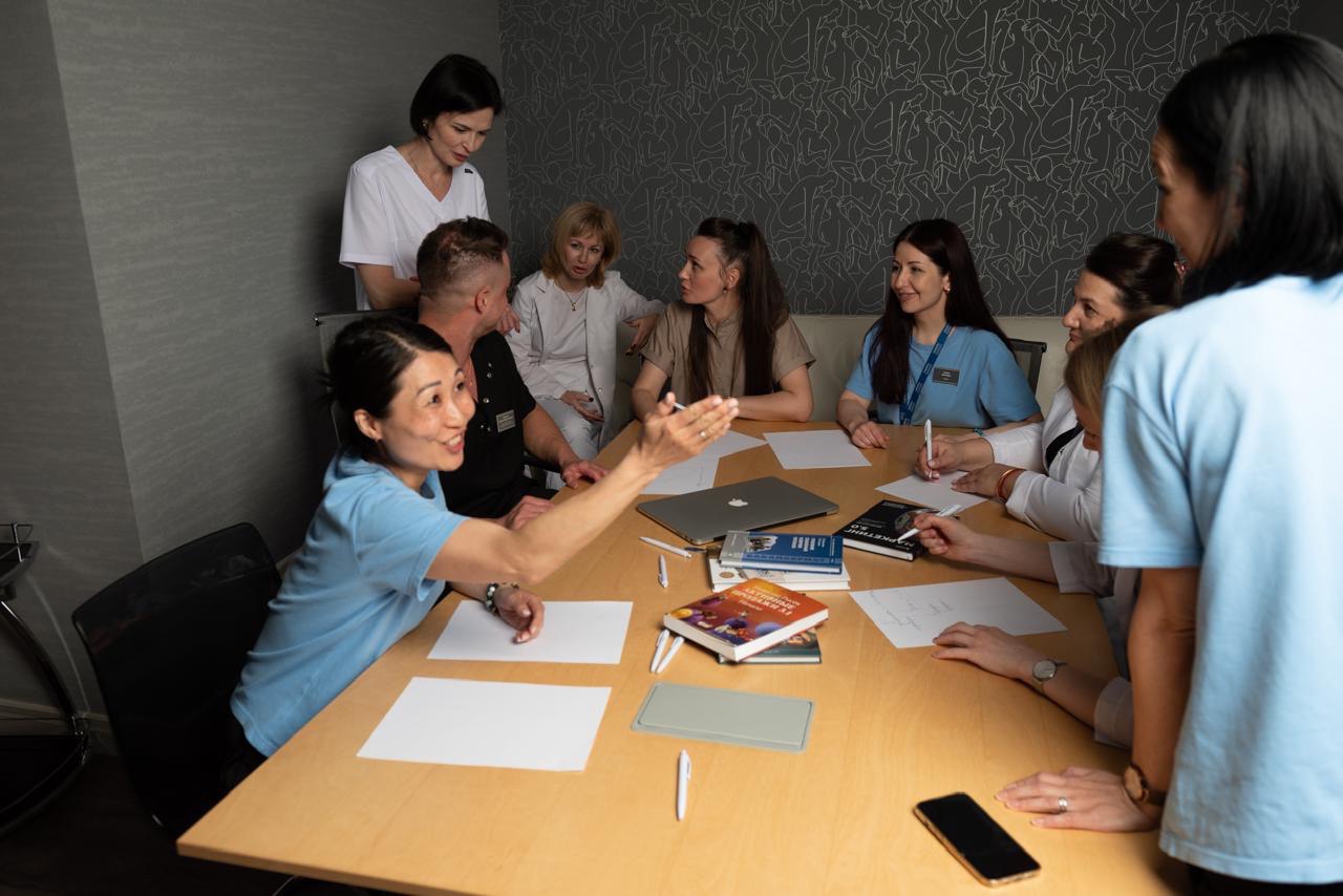 Генерация сотрудниками медицинского центра «Генезис» максимального количества идей перед общим собранием