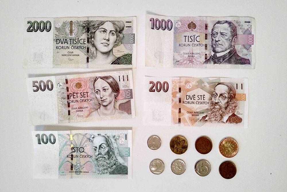 В целом чешские монеты неудобные. Номиналы в 10, 20 и 50 крон мало отличаются друг от друга, и числа на них очень мелкие. Нам было сложно ориентироваться