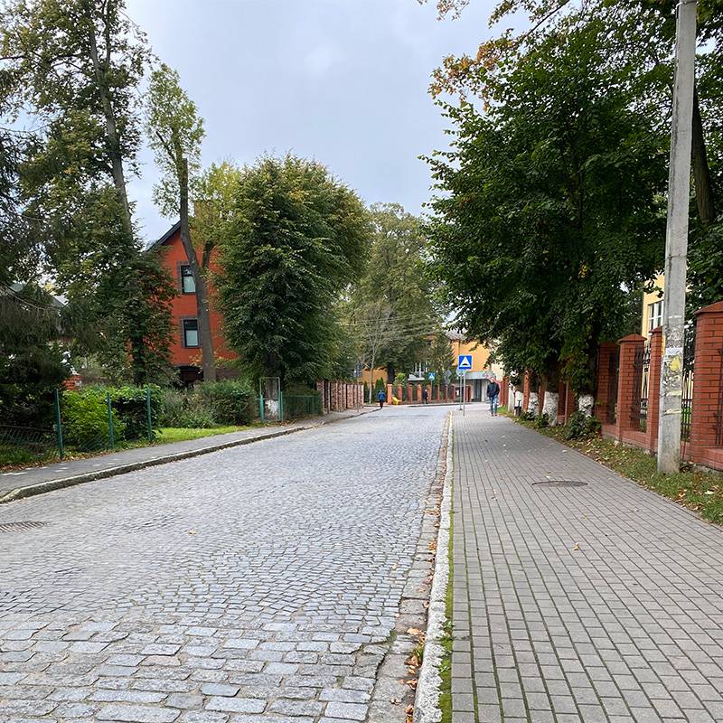 Улица в поселке Пионерский, где мы останавливались, напоминает тихие провинциальные улочки где-нибудь в Польше