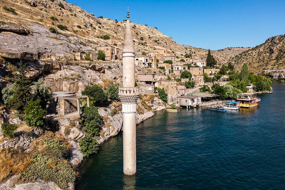 Мечеть скрыта под водой, а ее минарет стал самой узнаваемой достопримечательностью затопленной деревни