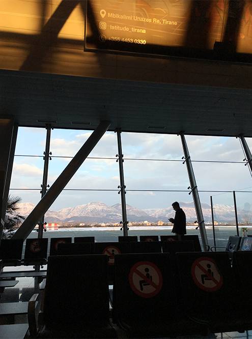 Обратный рейс из аэропорта Тираны на 12 часов задержали из-за снега. Нас до вечера поселили в гостиницу рядом, накормили завтраком и обедом