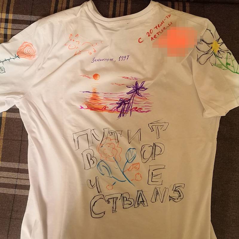 Друзья разрисовали футболку на память