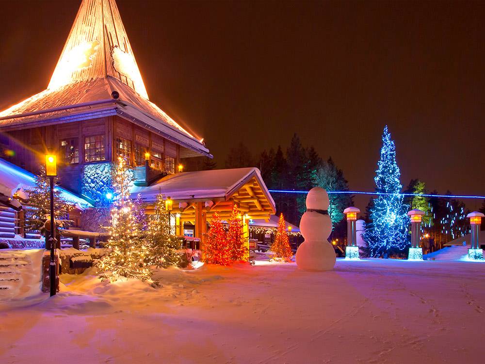 «Санта-вилладж» — резиденция финского Санта-Клауса. Голубая линия обозначает линию Полярного круга. Фото: Shutterstock