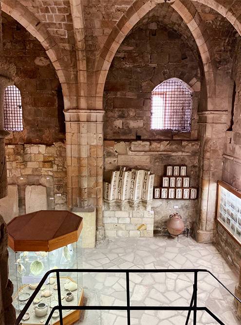 Экспонаты есть не только внутри — во дворе замка хранится пресс для&nbsp;оливкового масла и остатки древних сооружений