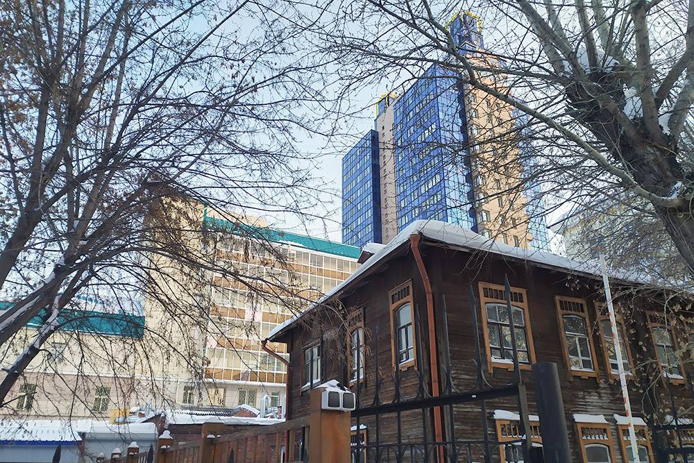 Новосибирск — город контрастов, где деревянные дома соседствуют с высотками