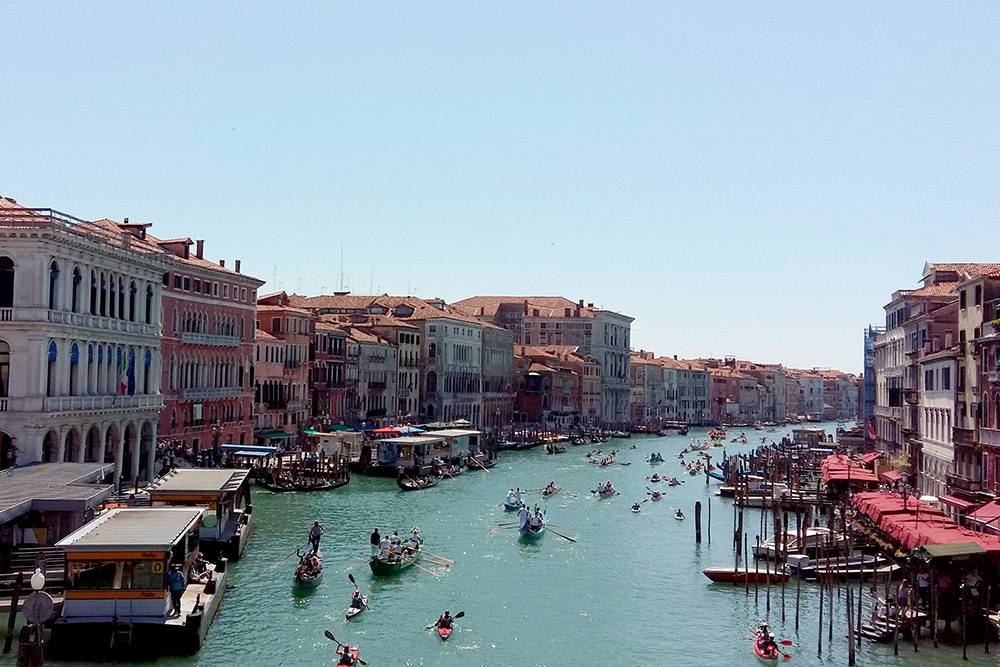 Гранд-канал в Венеции. После осмотра достопримечательностей рекомендуем отключить навигаторы и погулять в стороне от туристических дорожек