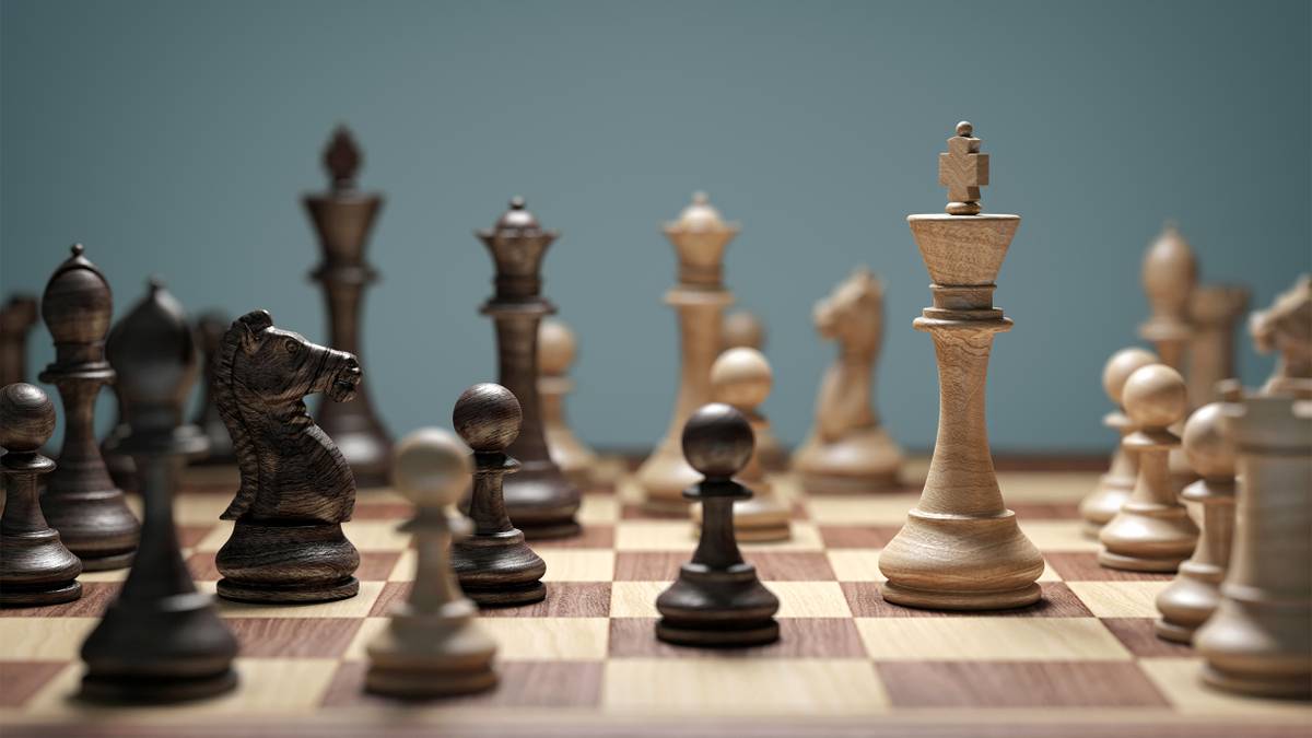 играет в шахматы и матерится