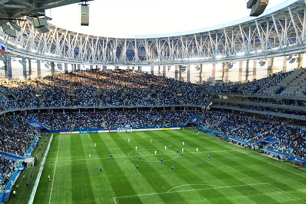 На футбольных матчах полно людей: нижегородцы приходят посмотреть на новый стадион