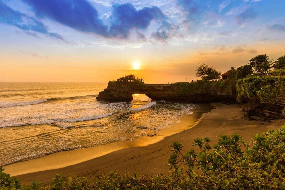 Бали славится своими закатами. Путешественники любят наблюдать за ними с берега океана. Источник:&nbsp;Tatiana Popova / Shutterstock